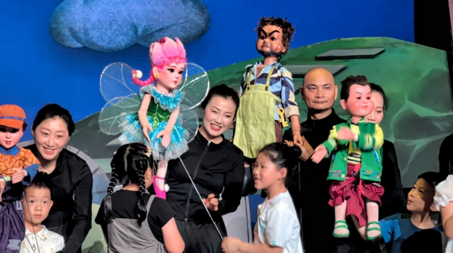激勵(lì)觀眾向善進(jìn)取，木偶劇《布羅鎮(zhèn)的郵遞員》精彩上演