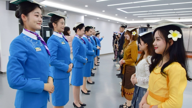 留學(xué)生“準(zhǔn)空乘”的日常訓(xùn)練 迎接國(guó)際民航日
