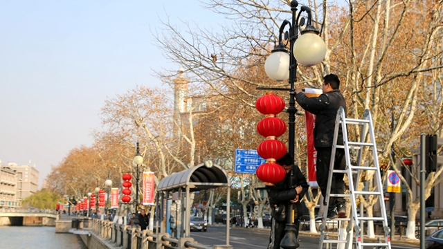 濠河景區(qū)懸掛600余組燈旗喜迎新春